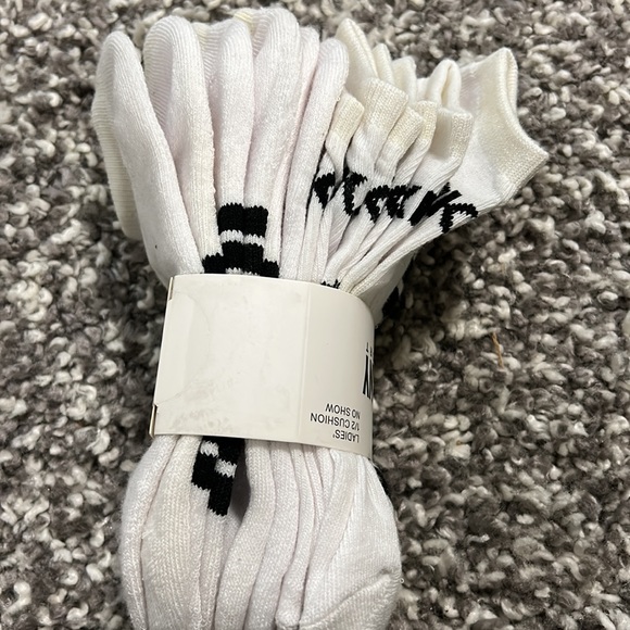 DKNY Sport, women’s white no-show socks. 6 pack. Size US 4-10. - Picture 2 of 4